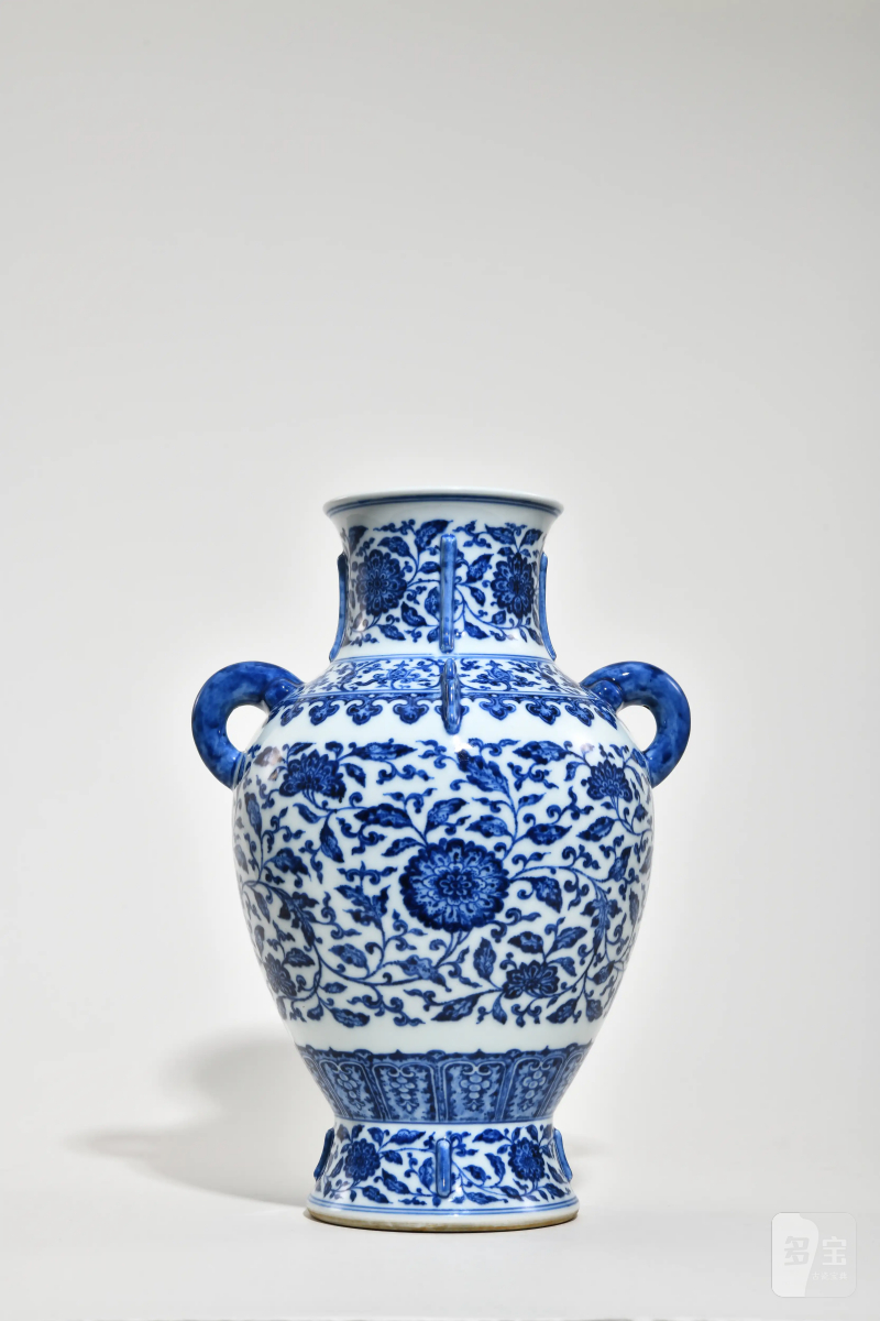 清乾隆 青花缠枝花卉纹双耳出戟尊 - 图3
